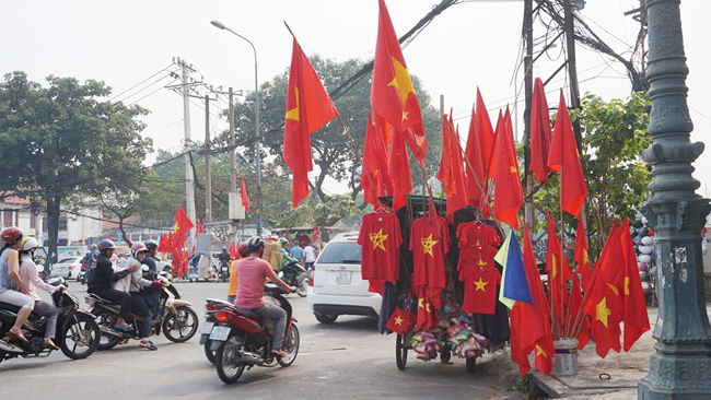 Mỏi tay bán cờ, áo cổ vũ U23 Việt Nam ảnh 14